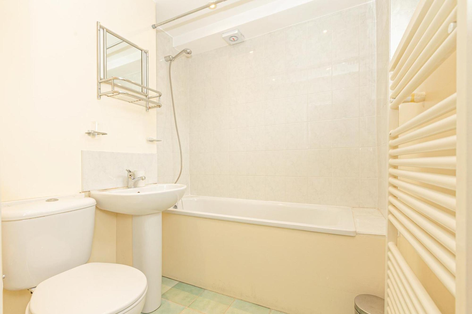Lovely 2br Flat W Balcony, Golders Tube 5min *