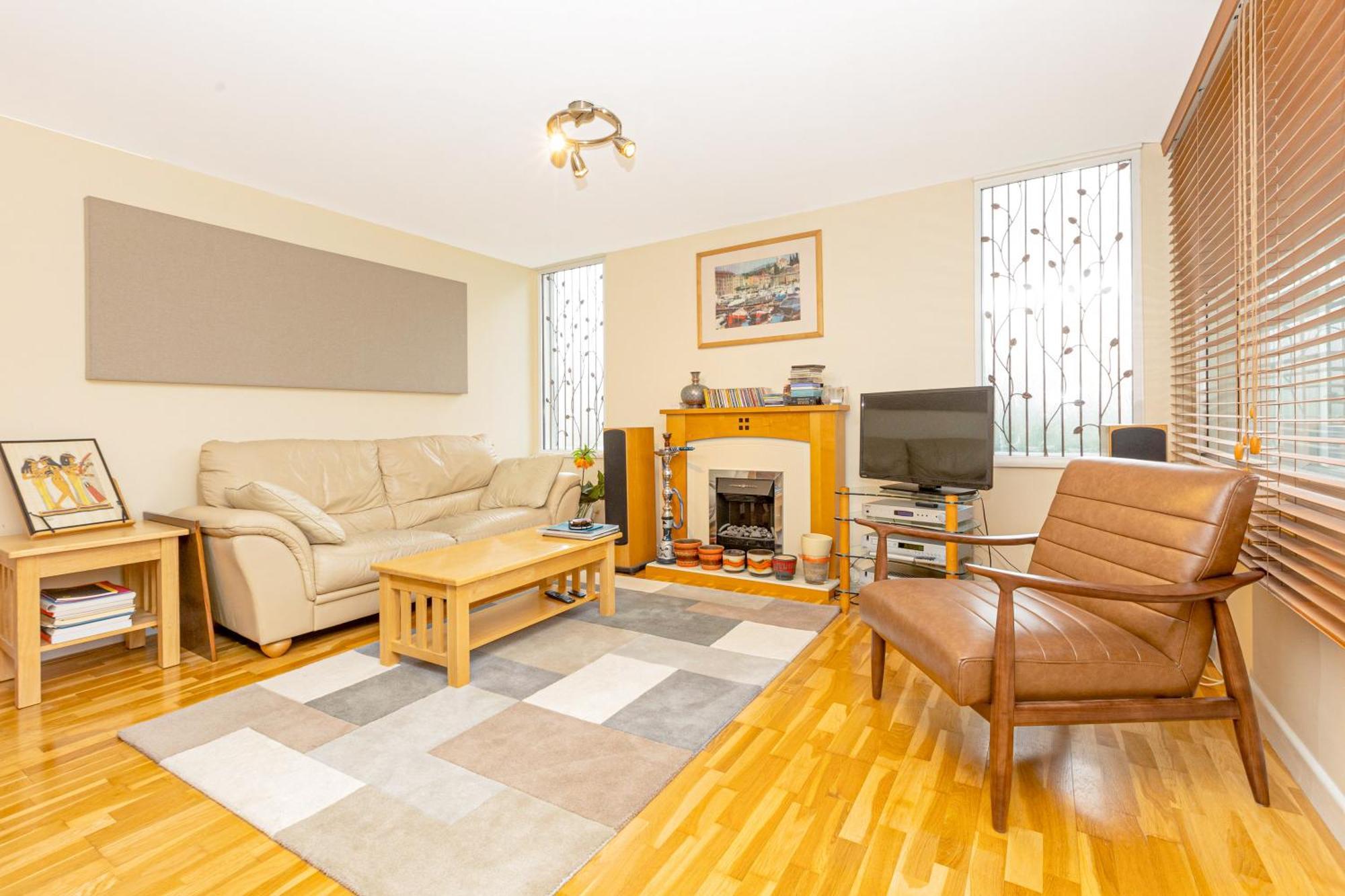 Lovely 2br Flat W Balcony, Golders Tube 5min Appartement