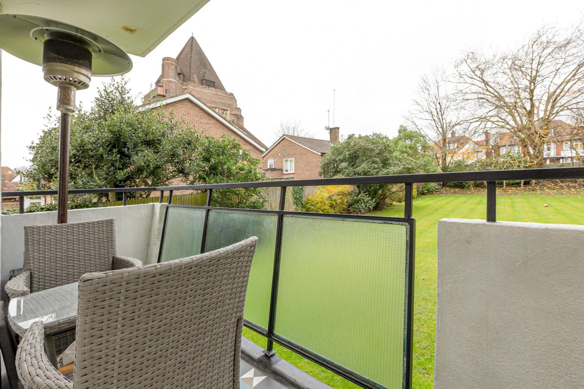 Lovely 2br Flat W Balcony, Golders Tube 5min Londres